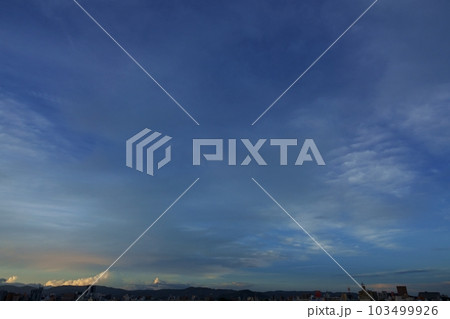 多様な雲が朝焼けした夏の夜明け空・空主体・広角・220730am 多様な雲が朝焼けした夏の夜明け空・空主体・広角・220730am 103499926