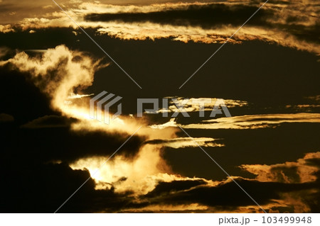 多様な雲が朝焼けした夏の夜明け空・空主体・望遠・220730am 103499948