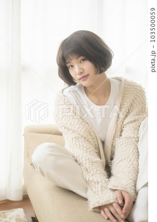 ソファでくつろぐ若い女性（ブラックミストフィルター） 103500059