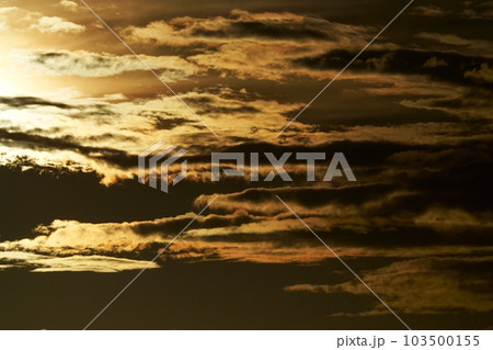 多様な雲が現れた夏の朝空・空限定・望遠・220730am 103500155