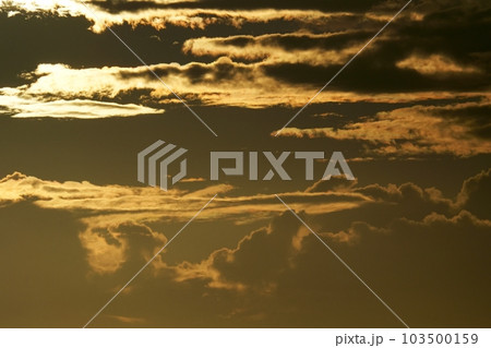 多様な雲が現れた夏の朝空・空限定・望遠・220730am 103500159