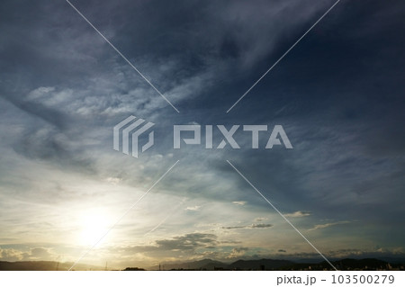 多様な雲が現れた夏の朝空・空主体・広角・220730am 多様な雲が現れた夏の朝空・空主体・広角・220730am 103500279