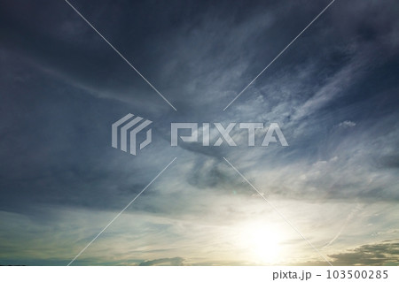 多様な雲が現れた夏の朝空・空主体・広角・220730am 多様な雲が現れた夏の朝空・空主体・広角・220730am 103500285