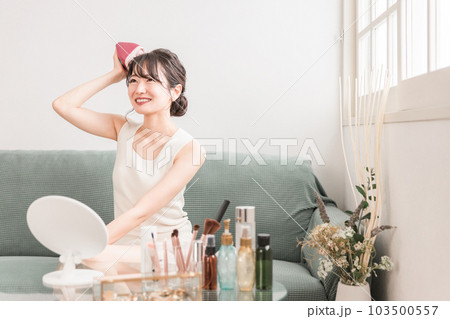 部屋で頭皮ブラッシング・ シャンプーブラシ・ヘッドブラシでヘッドマッサージ・スカルプケアをする女性 部屋で頭皮ブラッシング・ シャンプーブラシ・ヘッドブラシでヘッドマッサージ・スカルプケアをする女性 103500557