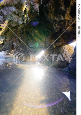 潮瀬埼岩礁地帯奇岩怪石　反射　光　水面の輝き 103500573