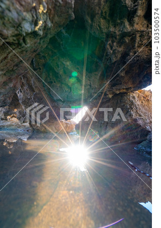 潮瀬埼岩礁地帯奇岩怪石　反射　光　水面の輝き 103500574