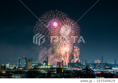 街並み越しに見る打ち上げ花火 103500629