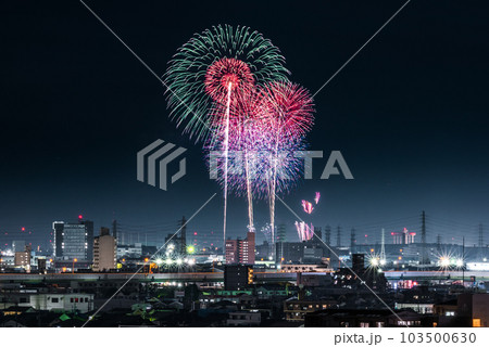 街並み越しに見る打ち上げ花火 103500630