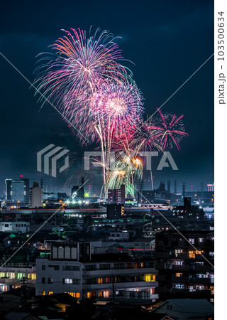街並み越しに見る打ち上げ花火 街並み越しに見る打ち上げ花火 103500634