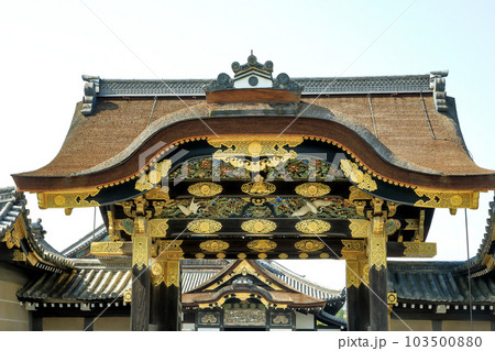 世界遺産　京都　二条城の唐門 103500880
