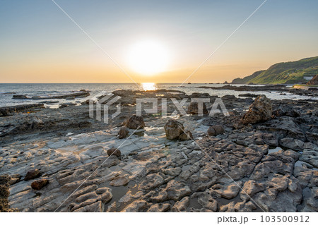 潮瀬埼　岩礁地帯　奇岩　怪石　夕景 103500912