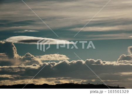 多様な雲が現れた夏の朝空・空主体・望遠・220730am 多様な雲が現れた夏の朝空・空主体・望遠・220730am 103501329