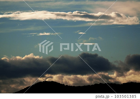 多様な雲が現れた夏の朝空・空主体・望遠・220730am 多様な雲が現れた夏の朝空・空主体・望遠・220730am 103501385