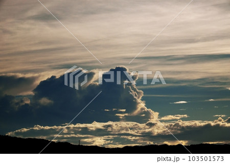 多様な雲が現れた夏の朝空・空主体・望遠・220730am 多様な雲が現れた夏の朝空・空主体・望遠・220730am 103501573