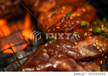 焼肉で牛カルビを焼く 焼肉で牛カルビを焼く 103501620