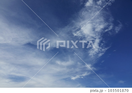 青い空に白い雲が広がった夏の朝空・空主体・220730am 青い空に白い雲が広がった夏の朝空・空主体・220730am 103501870