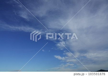 青い空に白い雲が広がった夏の朝空・空主体・220730am 青い空に白い雲が広がった夏の朝空・空主体・220730am 103501876