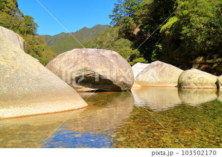 銚子川支流又口川、魚飛渓の巨岩たち 銚子川支流又口川、魚飛渓の巨岩たち 103502170