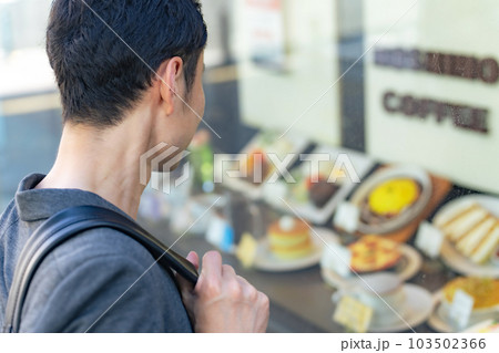 飲食店のショーウィンドウを見る男性 飲食店のショーウィンドウを見る男性 103502366