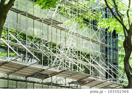 ビル建設現場の足場 103502368