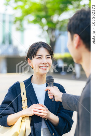 街頭インタビューを受ける女性 街頭インタビューを受ける女性 103502373