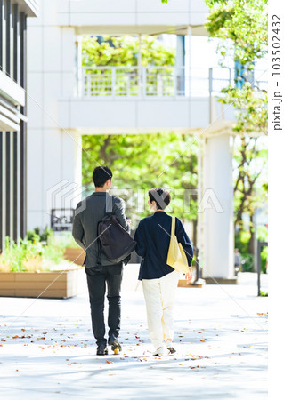 おしゃれな街を歩くカップルの後ろ姿 103502432