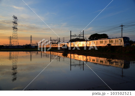 夕焼けの田んぼの水鏡と東武鉄道を走る東京メトロ13000系電車 夕焼けの田んぼの水鏡と東武鉄道を走る東京メトロ13000系電車 103502521