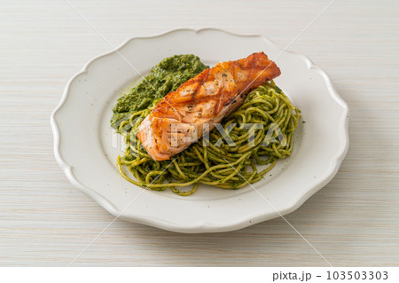 Spaghetti pesto with grilled salmon 103503303