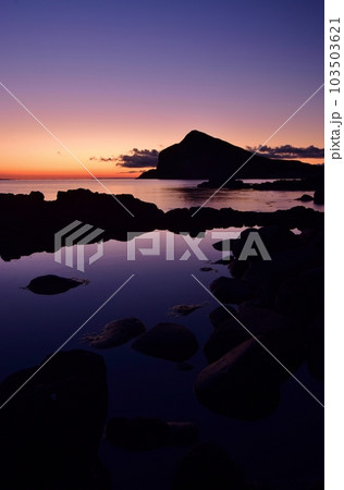 利尻島の夜明け 利尻島の夜明け 103503621