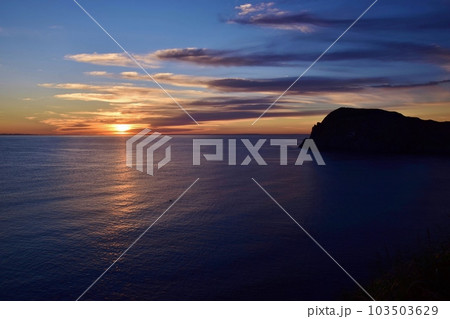 利尻島の夜明け 利尻島の夜明け 103503629