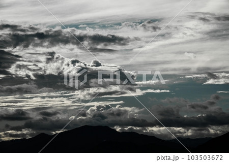 多様な雲が現れた夏の朝空・空主体・望遠・220730am 103503672