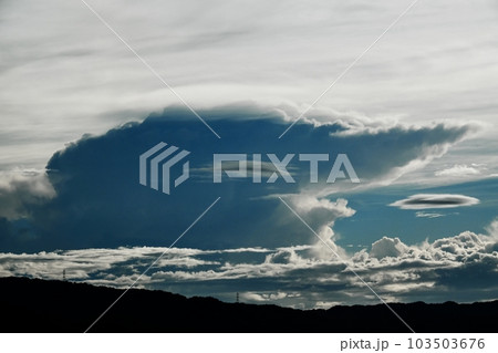 多様な雲が現れた夏の朝空・空主体・望遠・220730am 多様な雲が現れた夏の朝空・空主体・望遠・220730am 103503676