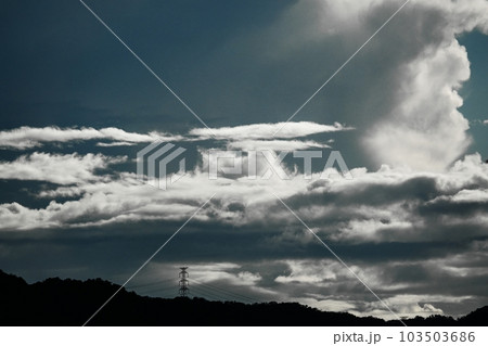 多様な雲が現れた夏の朝空・空主体・望遠・220730am 多様な雲が現れた夏の朝空・空主体・望遠・220730am 103503686