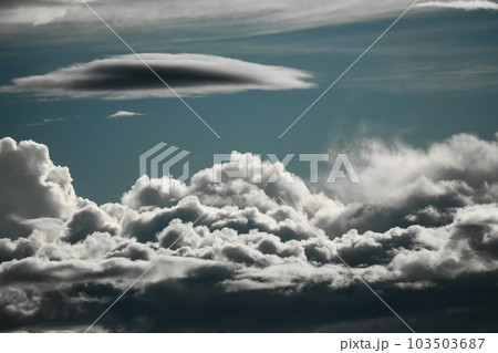 多様な雲が現れた夏の朝空・空主体・望遠・220730am 多様な雲が現れた夏の朝空・空主体・望遠・220730am 103503687