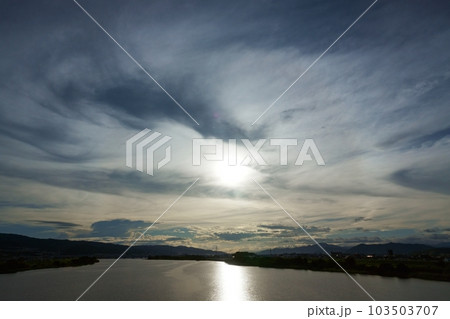 多様な雲とハロが現れた夏の朝空・空主体・220730am 多様な雲とハロが現れた夏の朝空・空主体・220730am 103503707