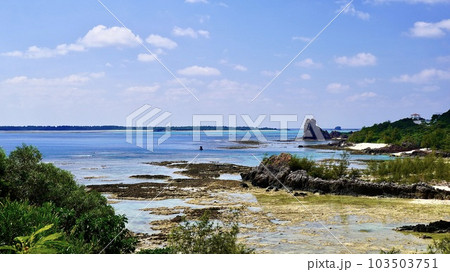 沖縄県伊是名島の二見ヶ浦 沖縄県伊是名島の二見ヶ浦 103503751