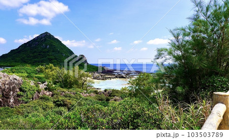 伊是名城跡が見える二見ヶ浜と空 103503789