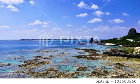 沖縄県伊是名島の二見ヶ浦 103503860