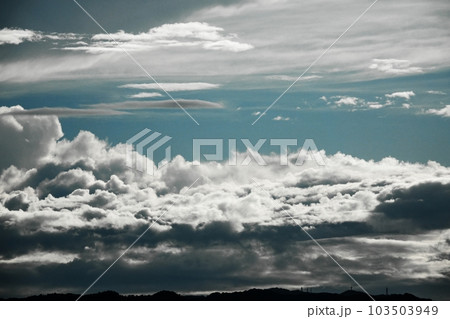 多様な雲が現れた夏の朝空・空主体・望遠・220730am 多様な雲が現れた夏の朝空・空主体・望遠・220730am 103503949