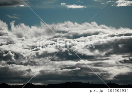 多様な雲が現れた夏の朝空・空主体・望遠・220730am 多様な雲が現れた夏の朝空・空主体・望遠・220730am 103503954