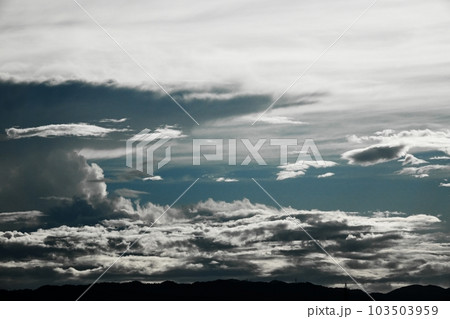 多様な雲が現れた夏の朝空・空主体・望遠・220730am 多様な雲が現れた夏の朝空・空主体・望遠・220730am 103503959