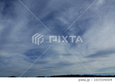 青い空に白い雲が広がった夏の朝空・空主体・220730am 青い空に白い雲が広がった夏の朝空・空主体・220730am 103504004