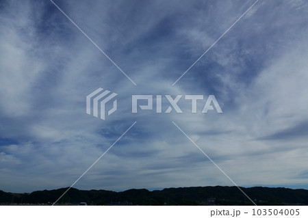 青い空に白い雲が広がった夏の朝空・空主体・220730am 青い空に白い雲が広がった夏の朝空・空主体・220730am 103504005