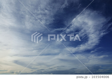 青い空に白い雲が広がった夏の朝空・空主体・220730am 青い空に白い雲が広がった夏の朝空・空主体・220730am 103504006