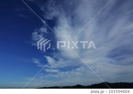 青い空に白い雲が広がった夏の朝空・空主体・220730am 青い空に白い雲が広がった夏の朝空・空主体・220730am 103504009