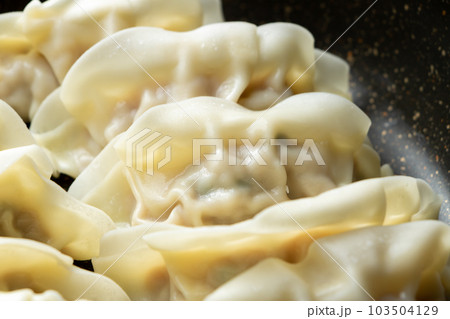 餃子をフライパンで焼く。 餃子をフライパンで焼く。 103504129