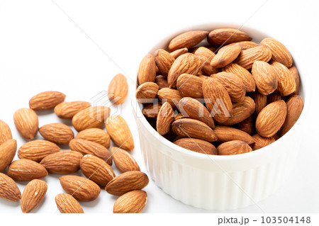 アーモンド。ビタミンEや食物繊維を多く含み、美容や健康によいと言われるナッツ。(白バック) 103504148
