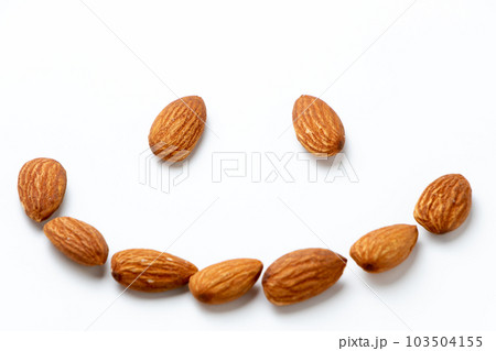 アーモンド(ビタミンEや食物繊維を多く含み、美容や健康によいと言われるナッツ。)で描いた笑顔。 103504155
