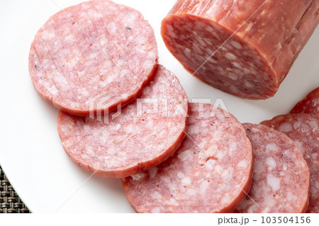 サラミソーセージのスライスのアップ。 サラミソーセージのスライスのアップ。 103504156