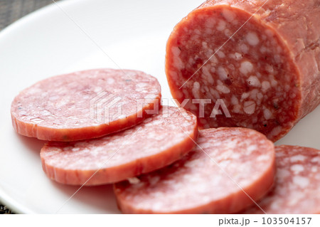 サラミソーセージのスライスのアップ。 サラミソーセージのスライスのアップ。 103504157